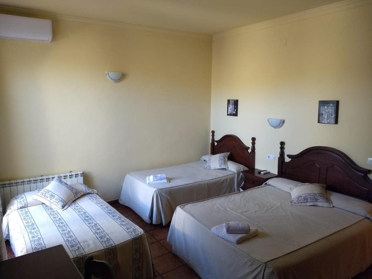 Hostal Nicol'S Hotell Luque Exteriör bild